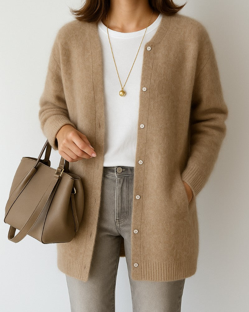 Cardigan long col rond, coloris camel, porté en tenue
