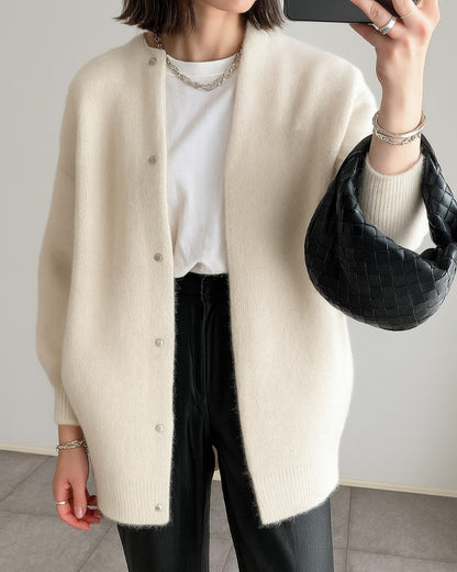 Cardigan long col rond, coloris crème, porté en tenue
