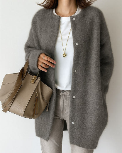Cardigan long col rond, coloris gris, porté en tenue