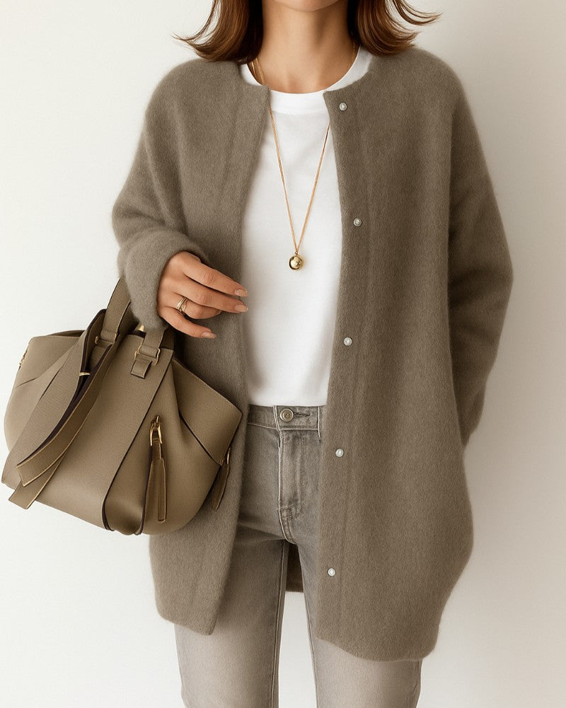 Cardigan long col rond, coloris pierre, porté en tenue
