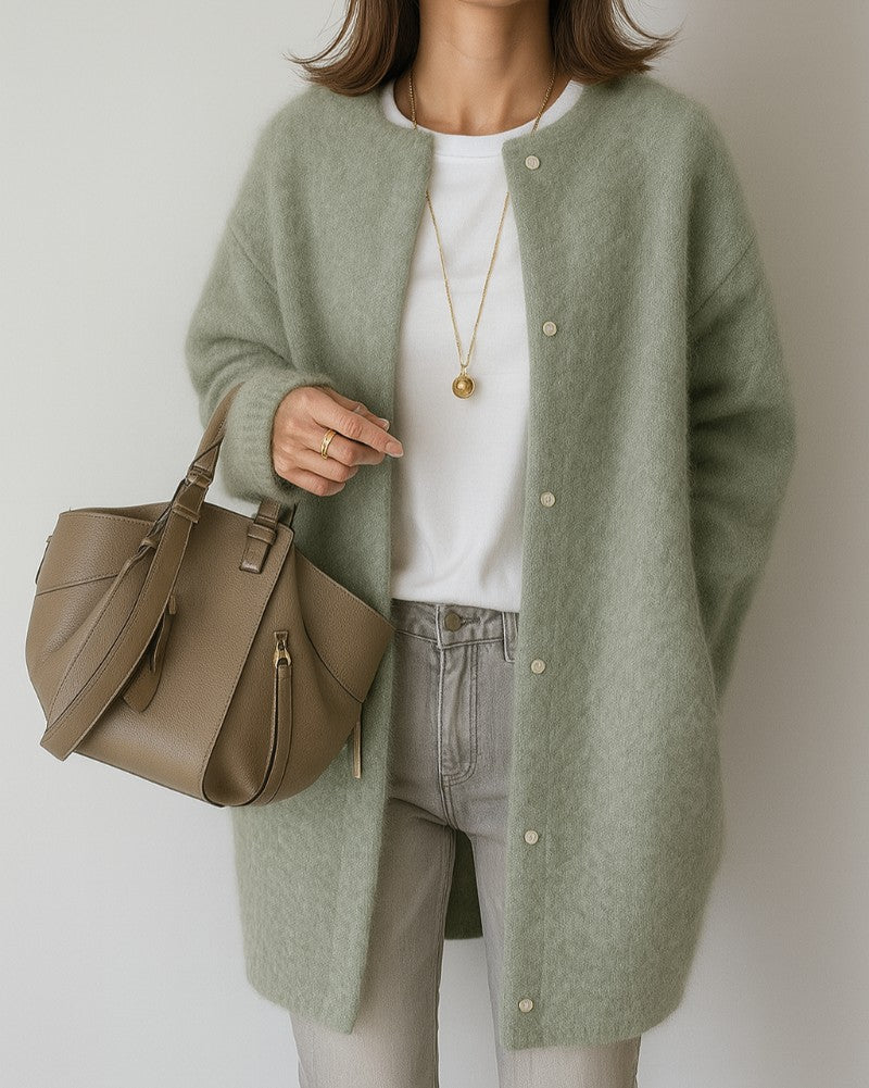 Cardigan long col rond, coloris vert sauge, porté en tenue
