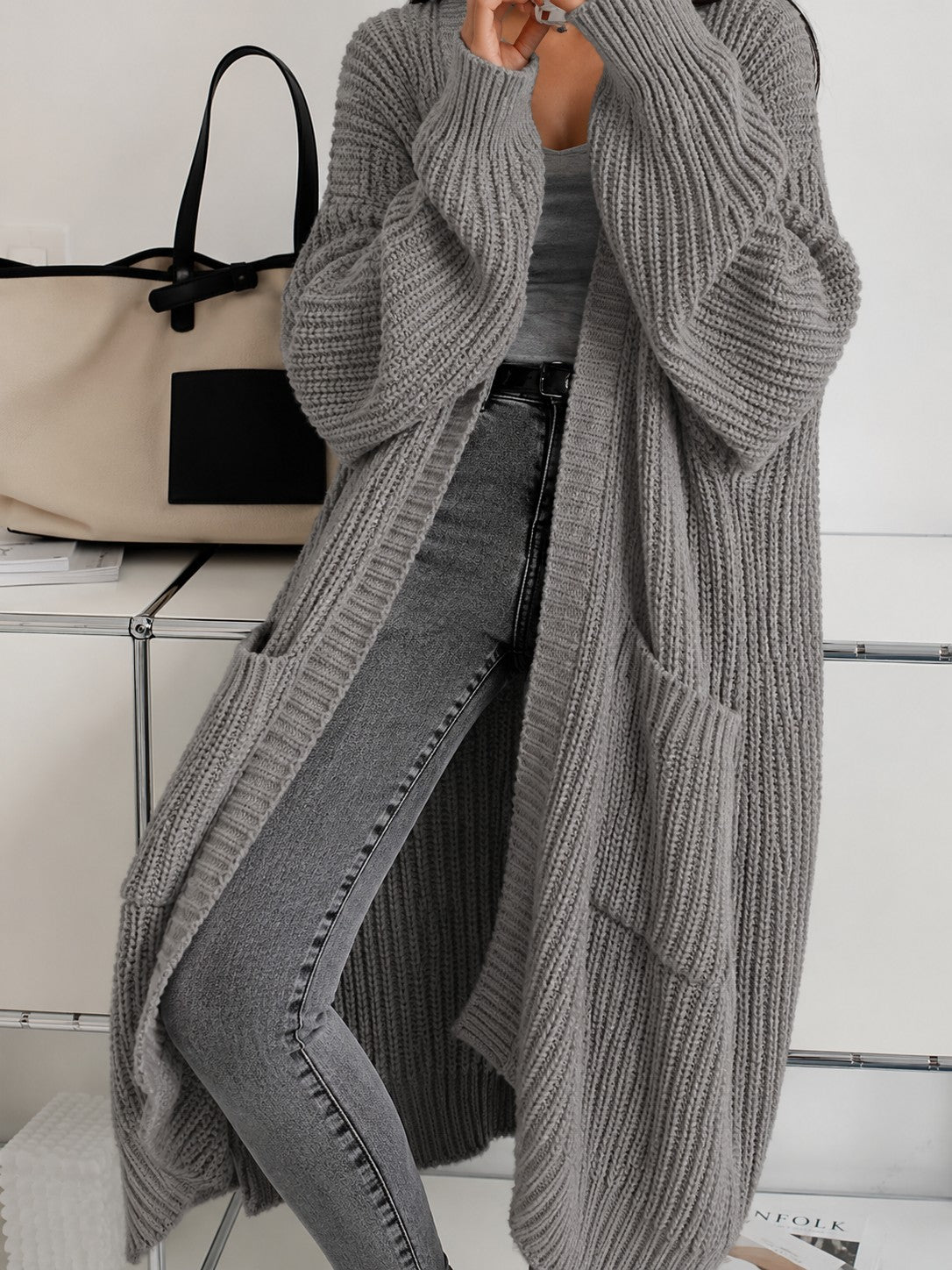 Cardigan long oversize gris en maille épaisse côtelée, porté avec un jean gris
