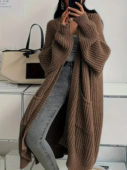 Cardigan long oversize marron en maille épaisse côtelée, porté avec un jean gris