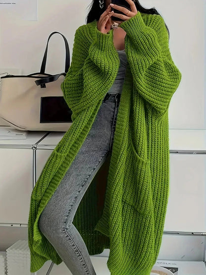 Cardigan long oversize vert en maille épaisse côtelée, porté avec un jean gris