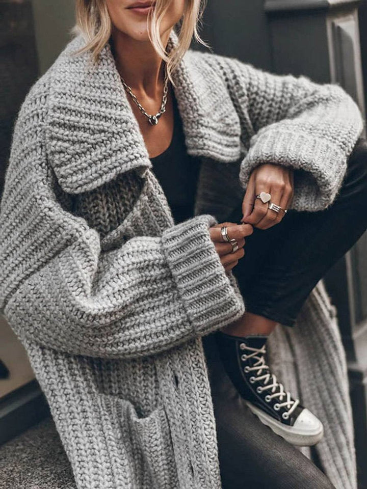 Cardigan long oversize en grosse maille, coloris gris, en vue rapprochée
