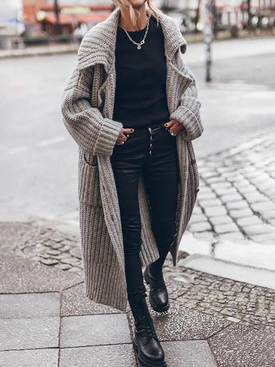 Cardigan long oversize en grosse maille, coloris gris, vu de face