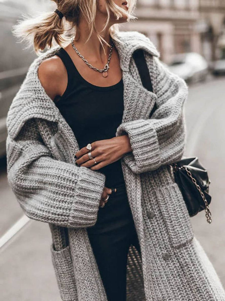 Cardigan long oversize en grosse maille, coloris gris, vu de face