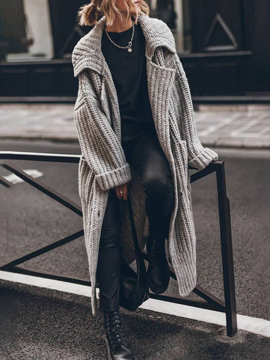 Cardigan long oversize en grosse maille, coloris gris, vu de face