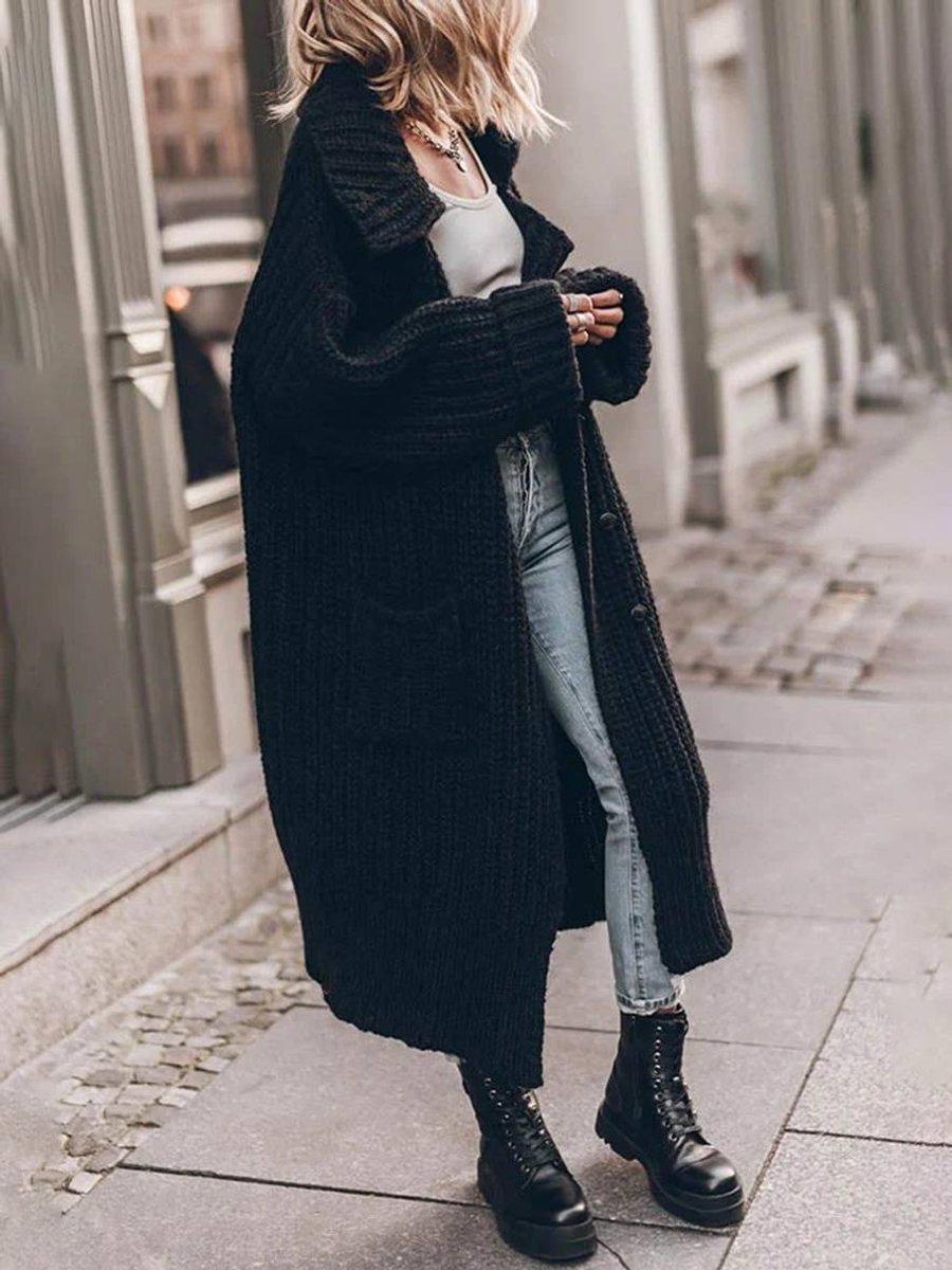 Cardigan long oversize en grosse maille, coloris noir, vu de face
