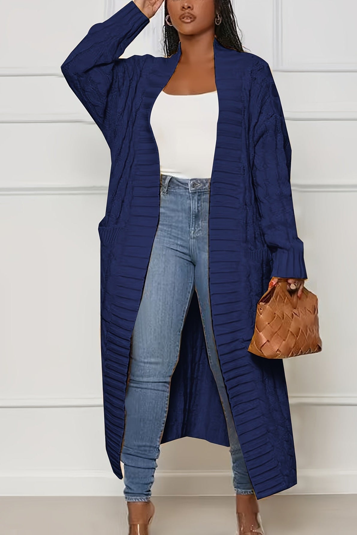Cardigan long bleu marine en maille torsadée, porté avec un jean et un haut blanc