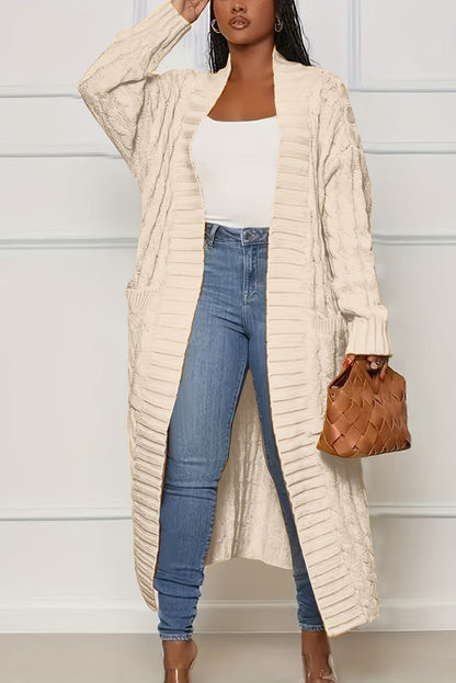 Cardigan long crème en maille torsadée, porté avec un jean et un haut blanc