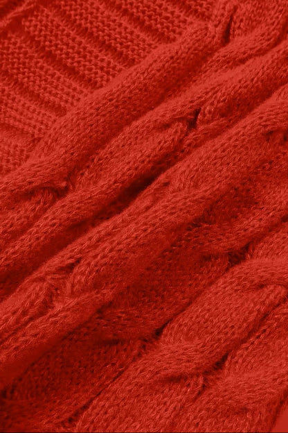 Détail de la maille torsadée d'un cardigan rouge