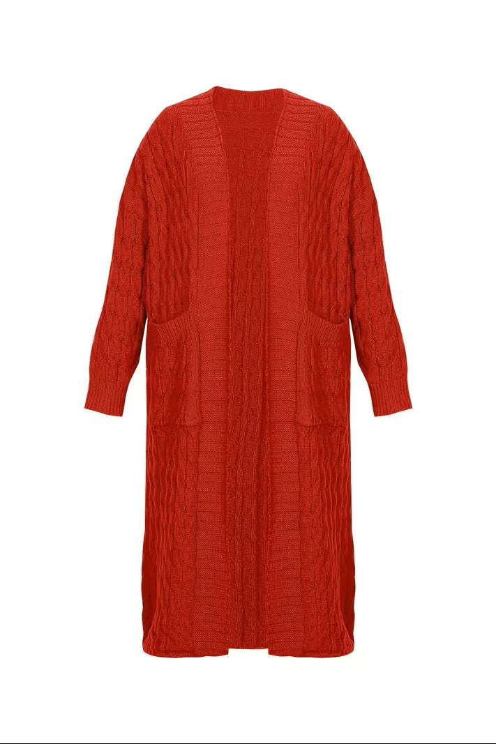 Cardigan long rouge en maille torsadée avec deux poches, vue de face à plat