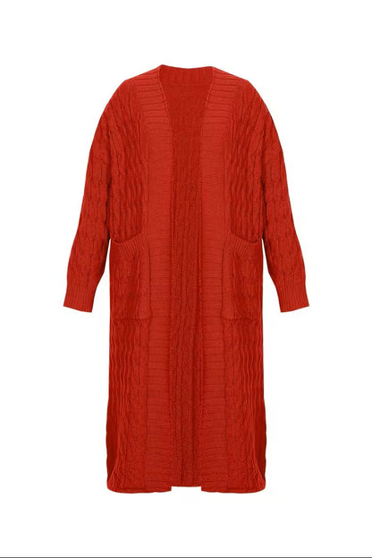 Cardigan long rouge en maille torsadée avec deux poches, vue de face à plat