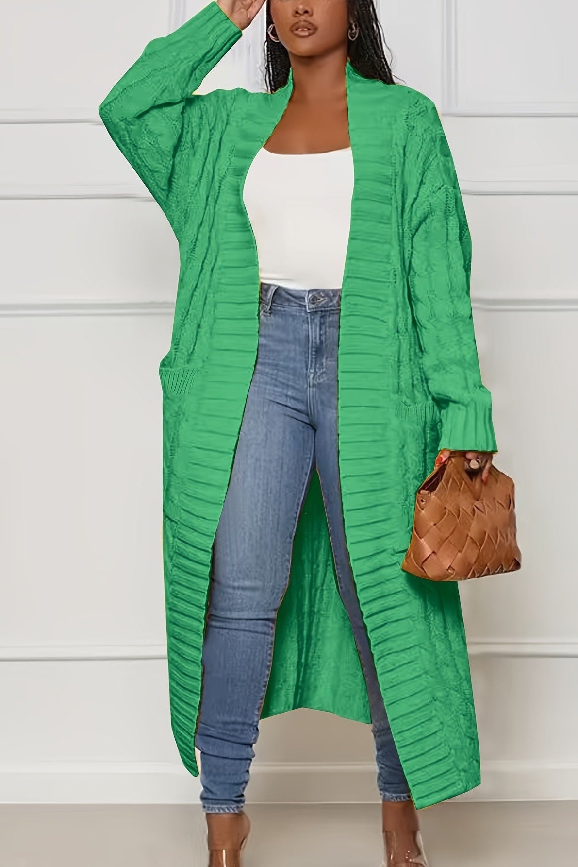 Cardigan long vert en maille torsadée, porté avec un jean et un haut blanc