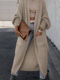 Cardigan maxi à poches, coloris beige, porté en tenue