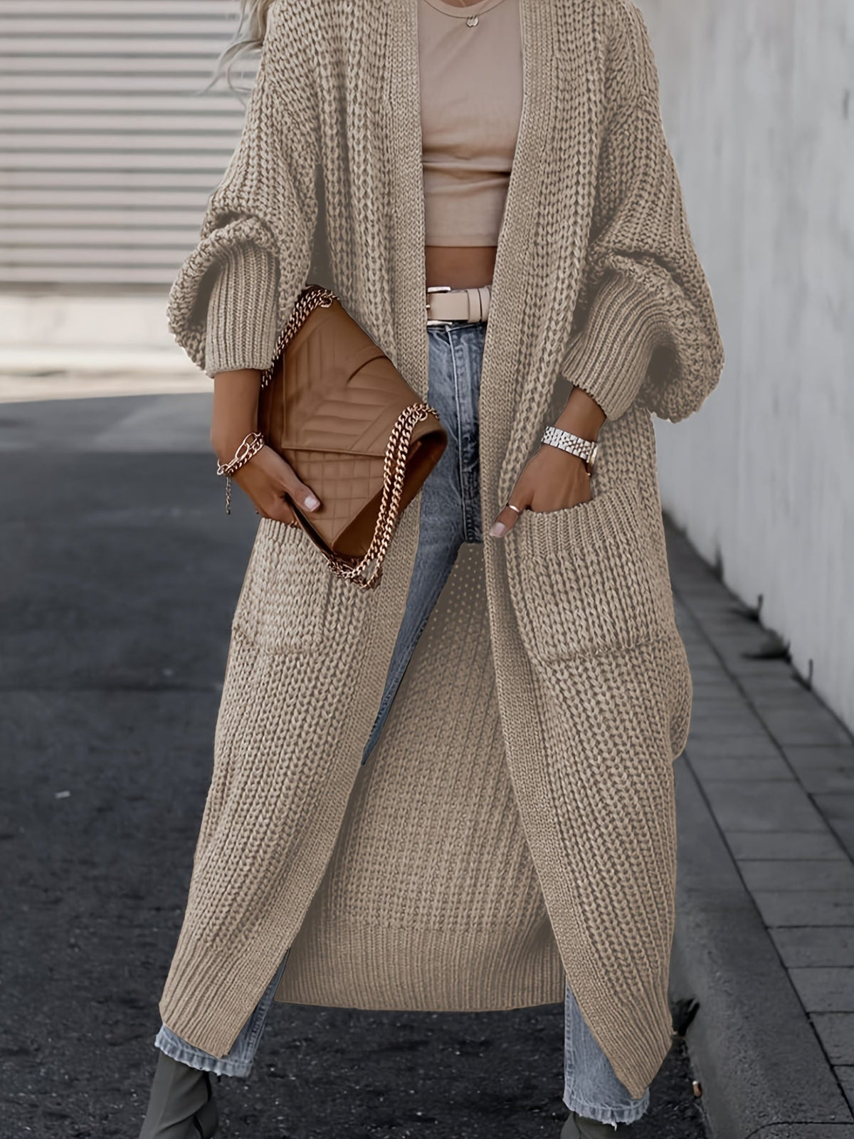 Cardigan maxi à poches, coloris beige, porté en tenue