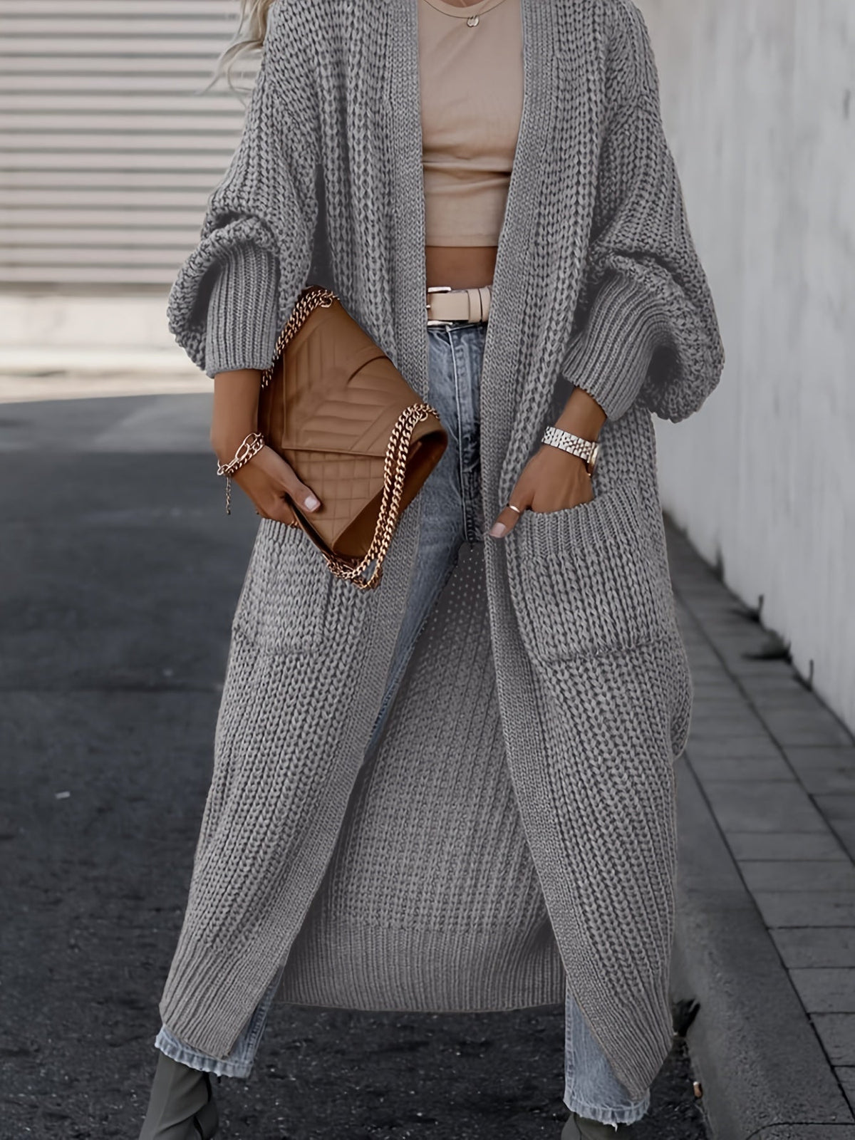 Cardigan maxi à poches, coloris gris, porté en tenue
