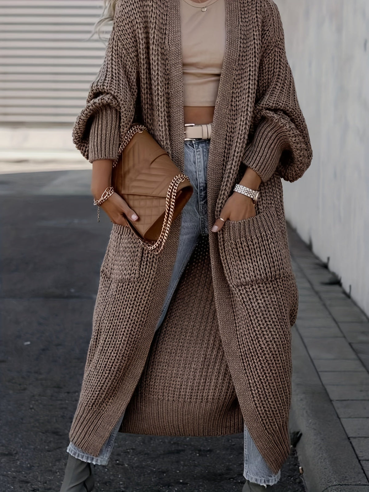 Cardigan maxi à poches, coloris marron, porté en tenue