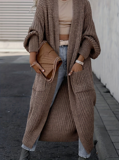 Cardigan maxi à poches, coloris marron, porté en tenue
