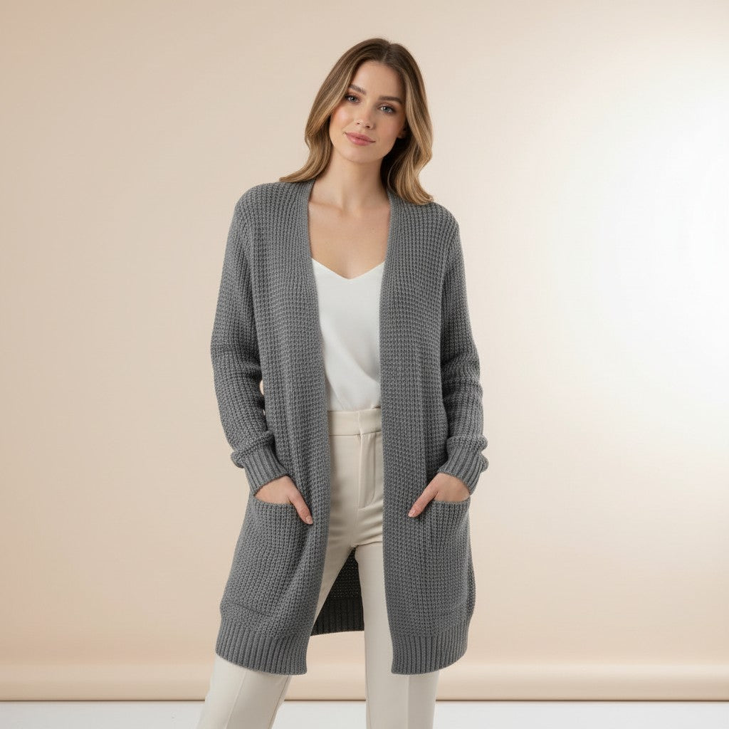 Cardigan ouvert à poches, coloris gris, porté en tenue