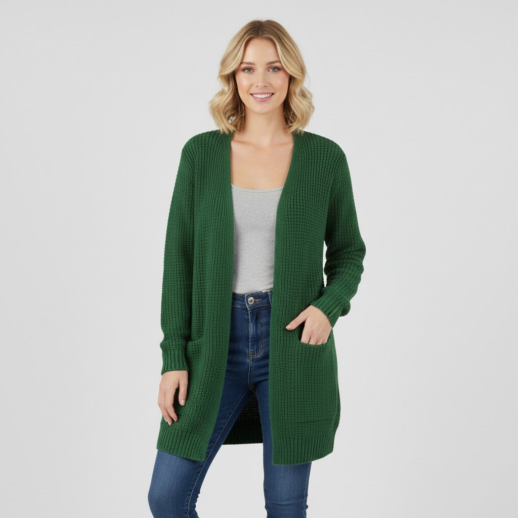 Cardigan ouvert à poches, coloris vert forêt, porté en tenue