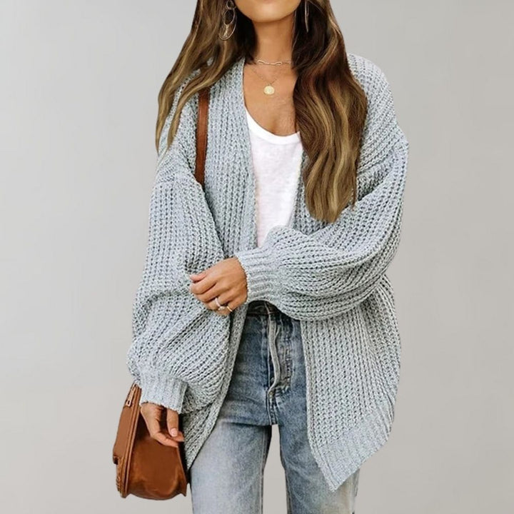 Cardigan ouvert en grosse maille, coloris gris, vu de face