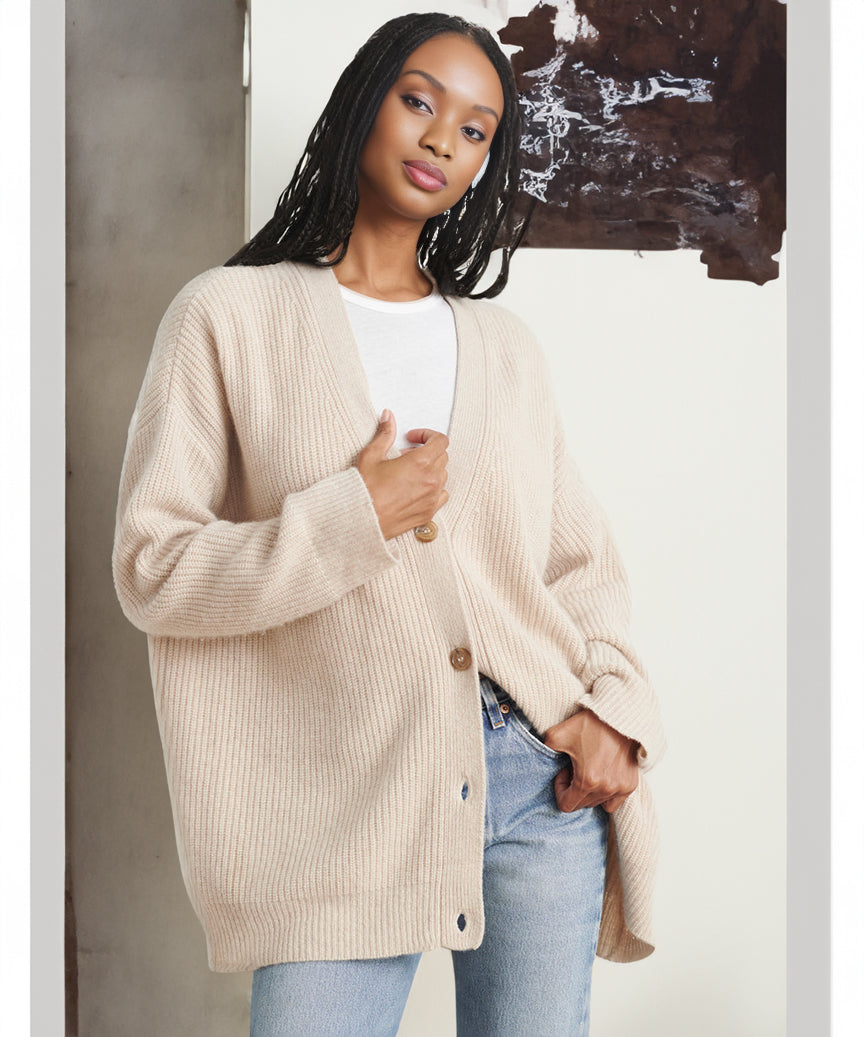 Cardigan oversize à col en V, coloris beige, vu de face