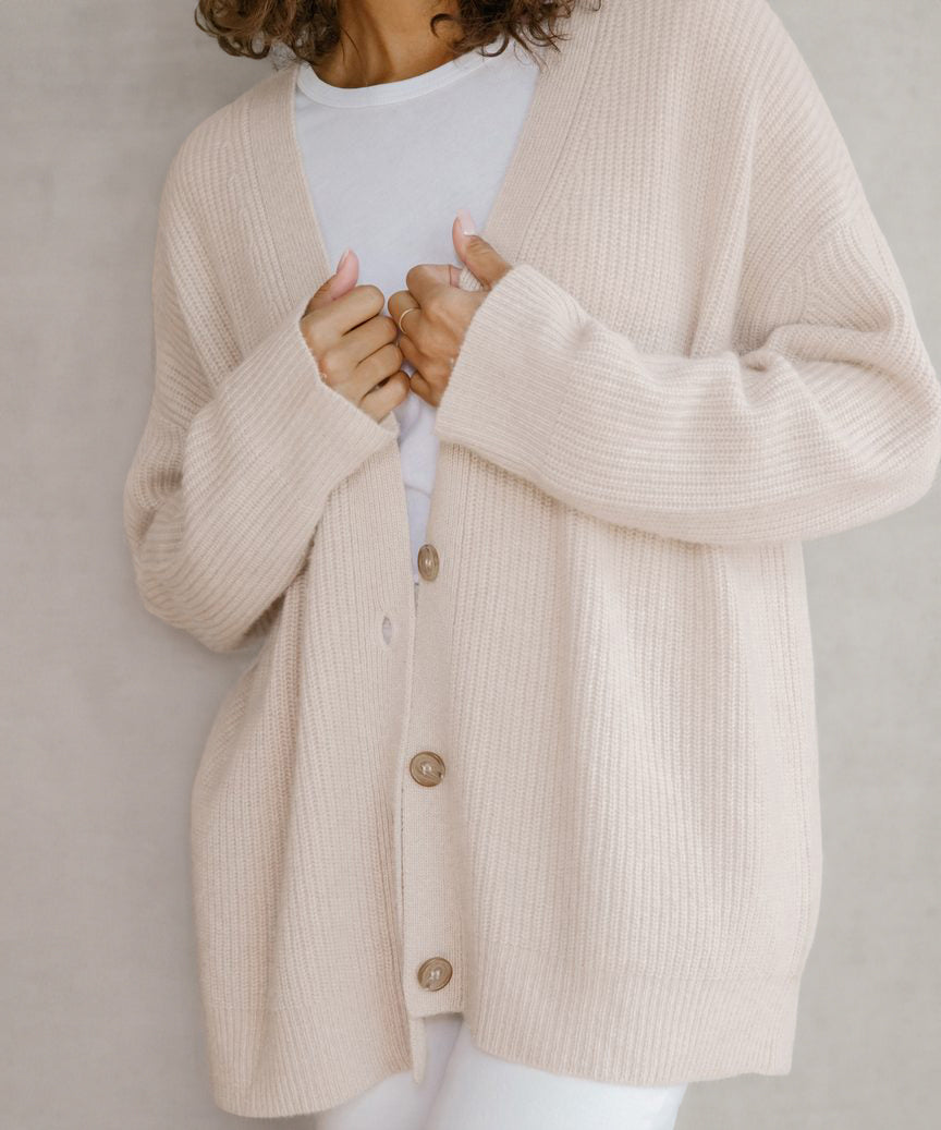 Cardigan oversize à col en V, coloris blanc, en vue rapprochée