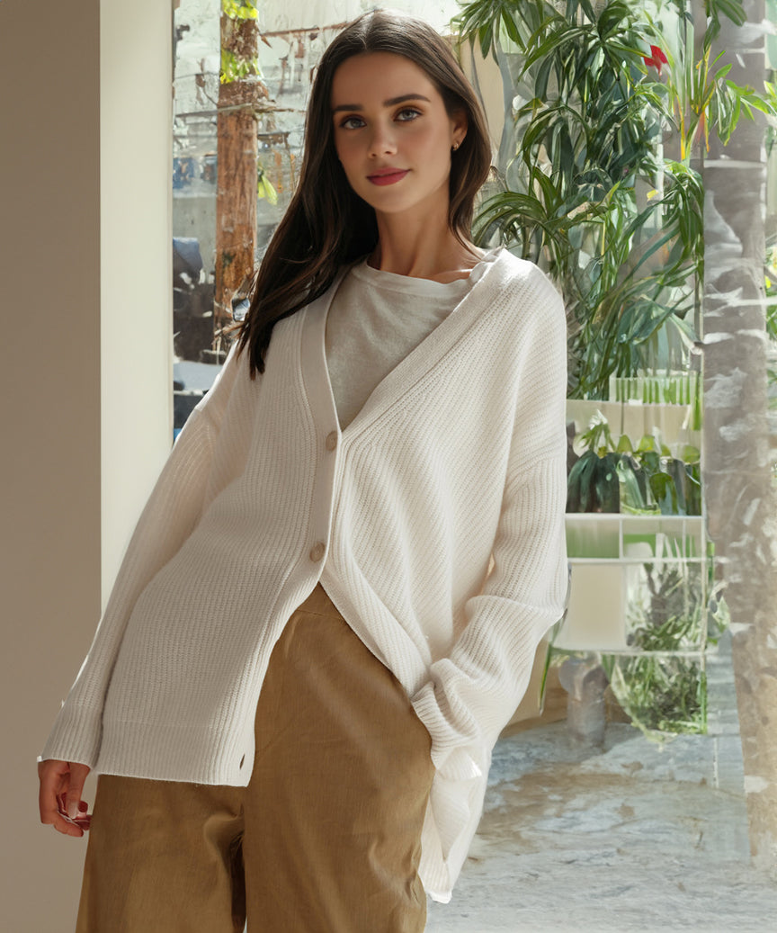 Cardigan oversize à col en V, coloris blanc, vu de face