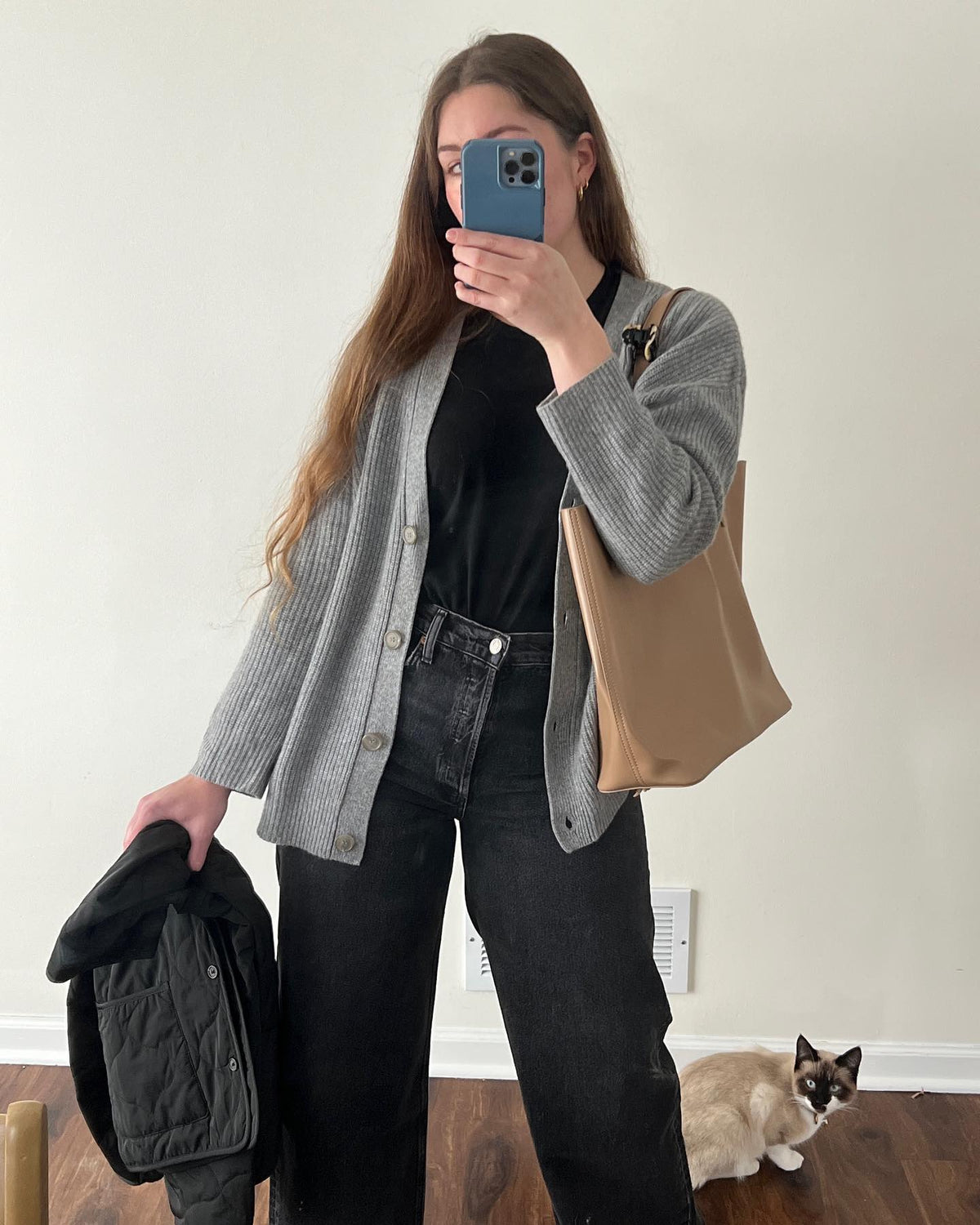 Cardigan oversize à col en V, coloris gris, vu de face