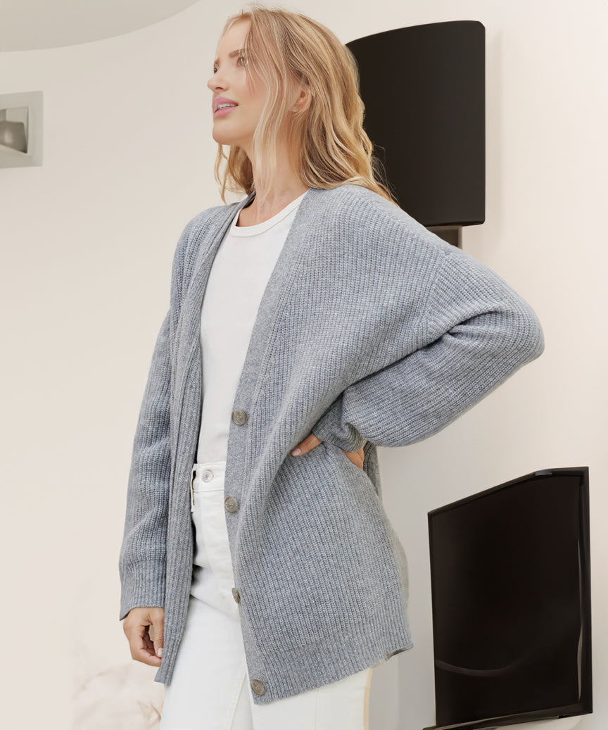 Cardigan oversize à col en V, coloris gris, vu de profil