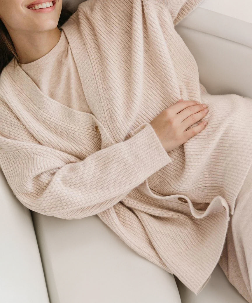 Cardigan oversize à col en V, coloris rose, en vue rapprochée
