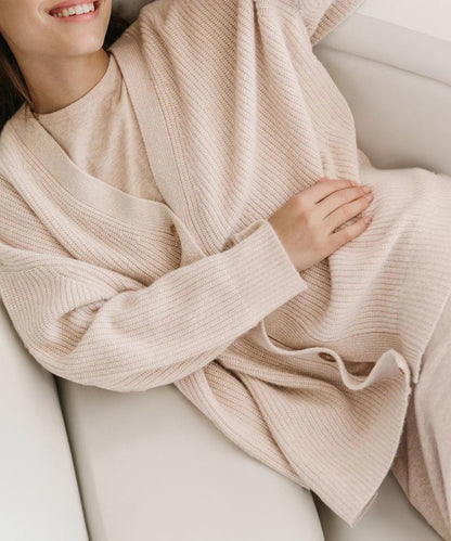 Cardigan oversize à col en V, coloris rose, en vue rapprochée