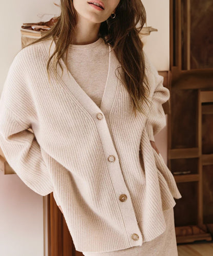Cardigan oversize à col en V, coloris rose, en vue rapprochée