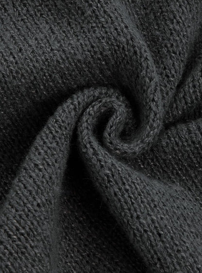 Maille gris ardoise enroulée en spirale, gros plan sur la texture tricotée du cardigan