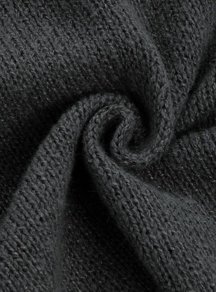 Maille gris ardoise enroulée en spirale, gros plan sur la texture tricotée du cardigan