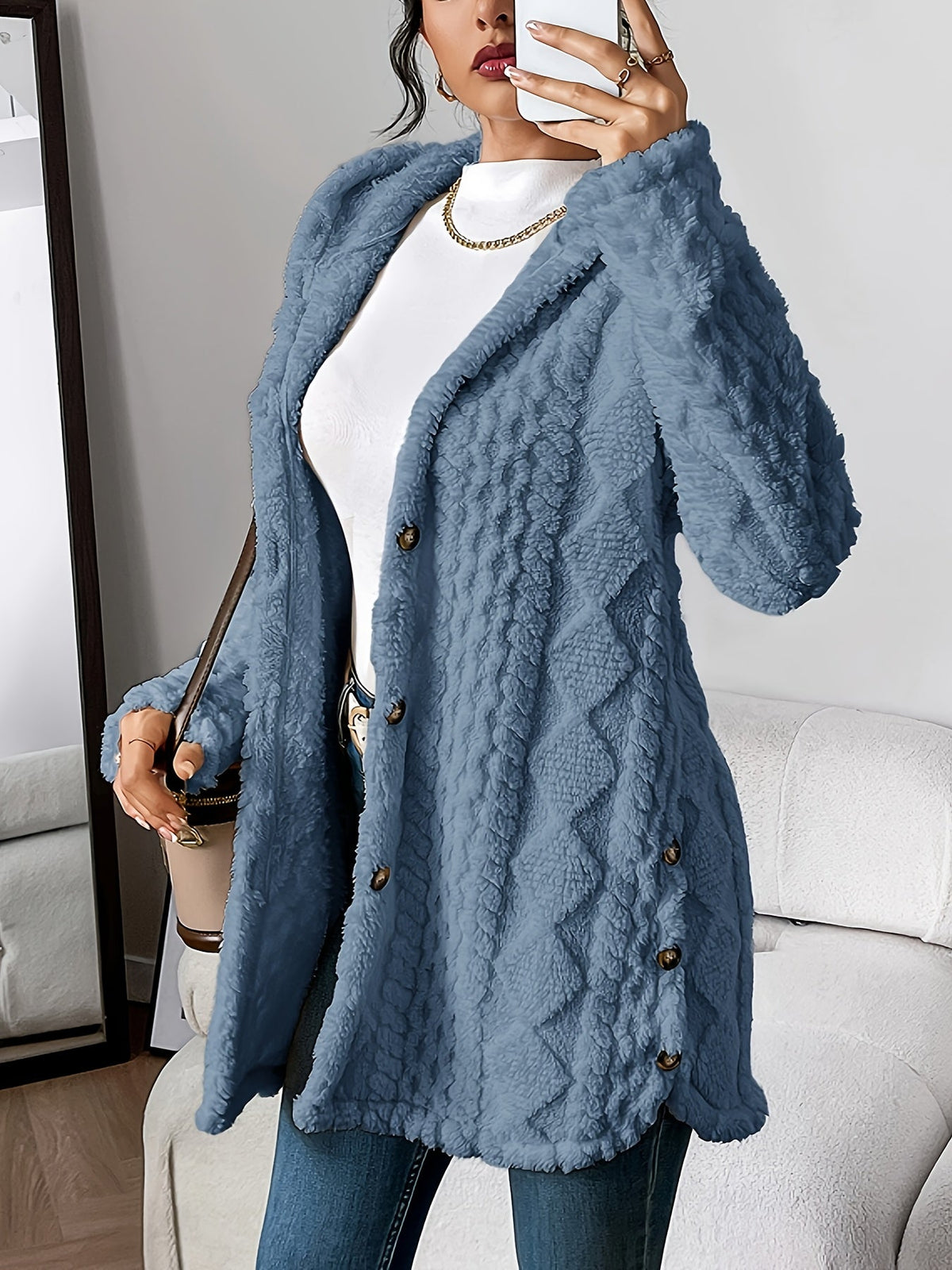 Cardigan torsadé à capuche, coloris bleu brumeux, porté en tenue