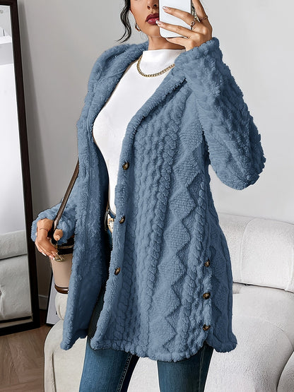 Cardigan torsadé à capuche, coloris bleu brumeux, porté en tenue