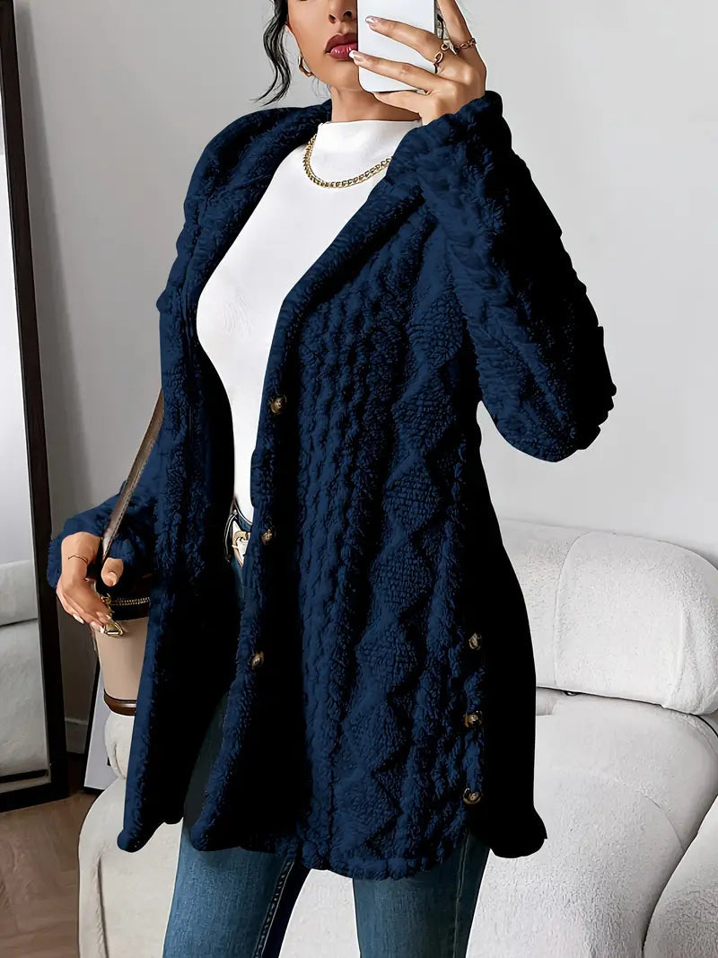 Cardigan torsadé à capuche, coloris bleu marine, porté en tenue