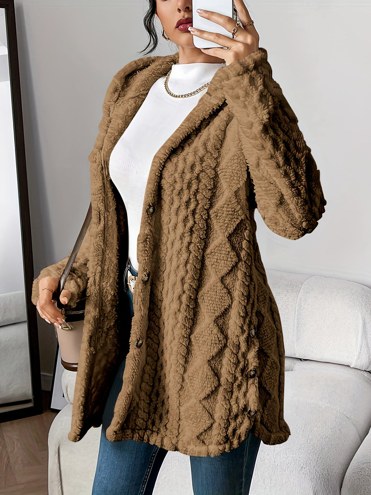 Cardigan torsadé à capuche, coloris camel, porté en tenue
