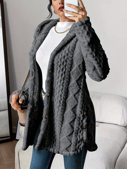Cardigan torsadé à capuche, coloris gris foncé, porté en tenue
