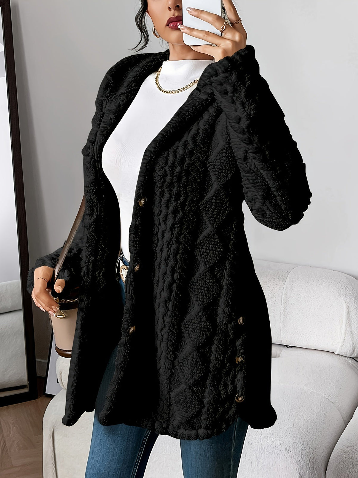 Cardigan torsadé à capuche, coloris noir, porté en tenue