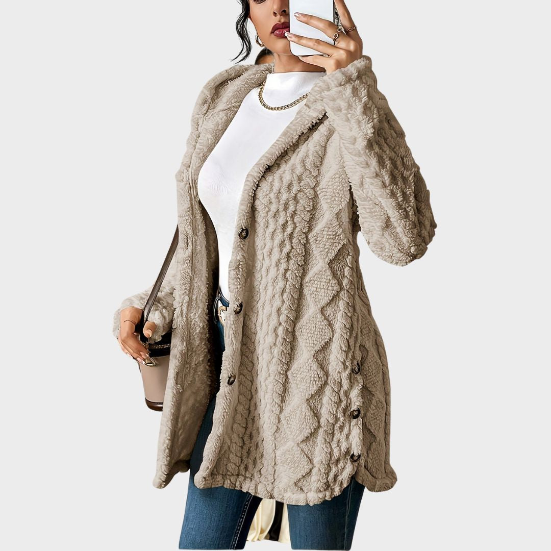 Cardigan torsadé à capuche, coloris pierre, porté en tenue