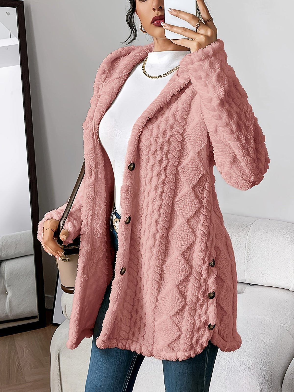 Cardigan torsadé à capuche, coloris rose poudré, porté en tenue