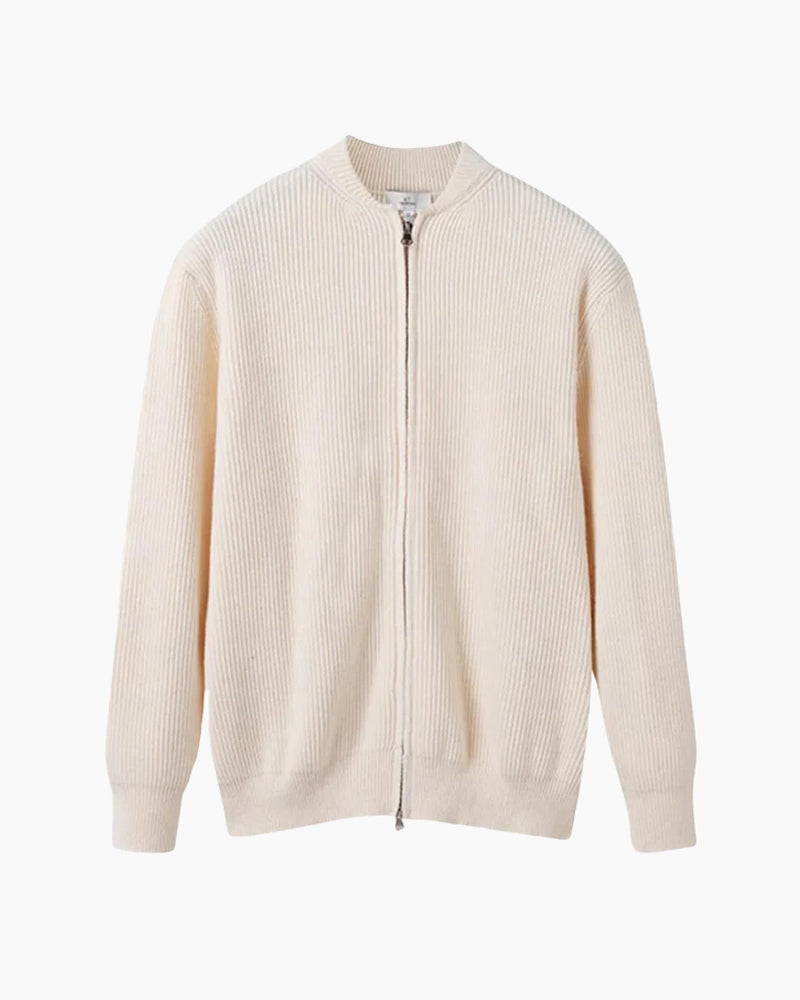 Cardigan zippé écru à plat sur fond blanc, maille côtelée et col montant fin