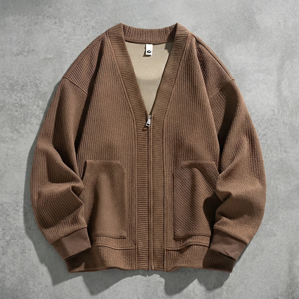 Cardigan zippé marron à col V à plat sur du béton, maille gaufrée et coupe oversize