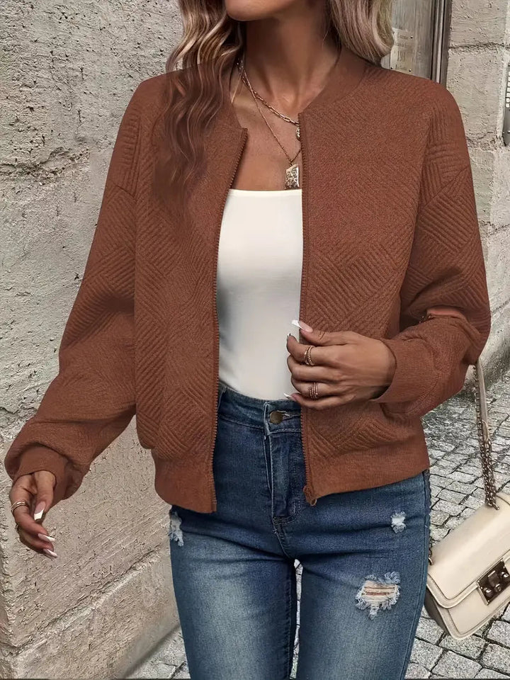 Cardigan zippé en maille texturée, coloris marron, vu de face