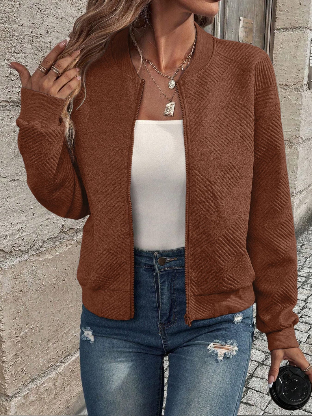 Cardigan zippé en maille texturée, coloris marron, vu de face