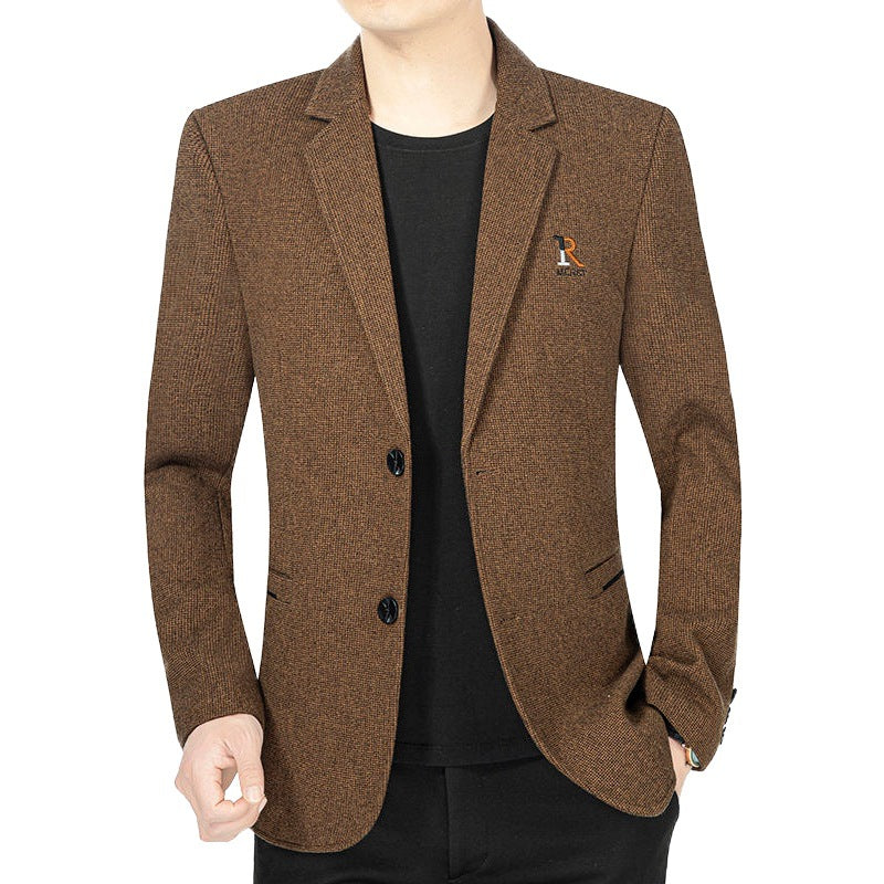 Blazer décontracté marron en maille texturée porté sur un tee-shirt noir, vue de face
